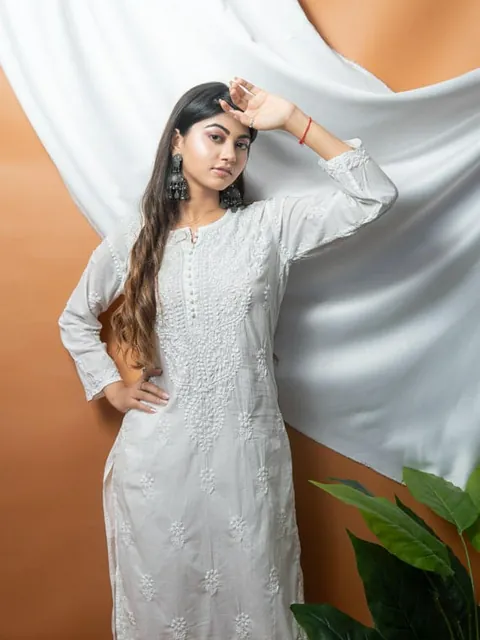 Ivory mulmul chikankari kurta with an embroidered hem border